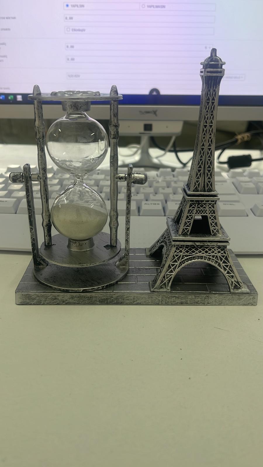 EYFEL KULESİ DESENLİ GÜMÜŞ KUM SAATİ